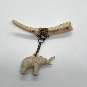 Vtg 50s Celulloid Zoo Frankfurt Elephant & Tusk 3D Souvenir Brooch Pin 2” x 1.8”
